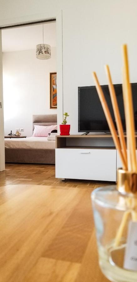 City Center Cute And Comfy Apartment - Ajia Apartments Tirana Exterior foto
